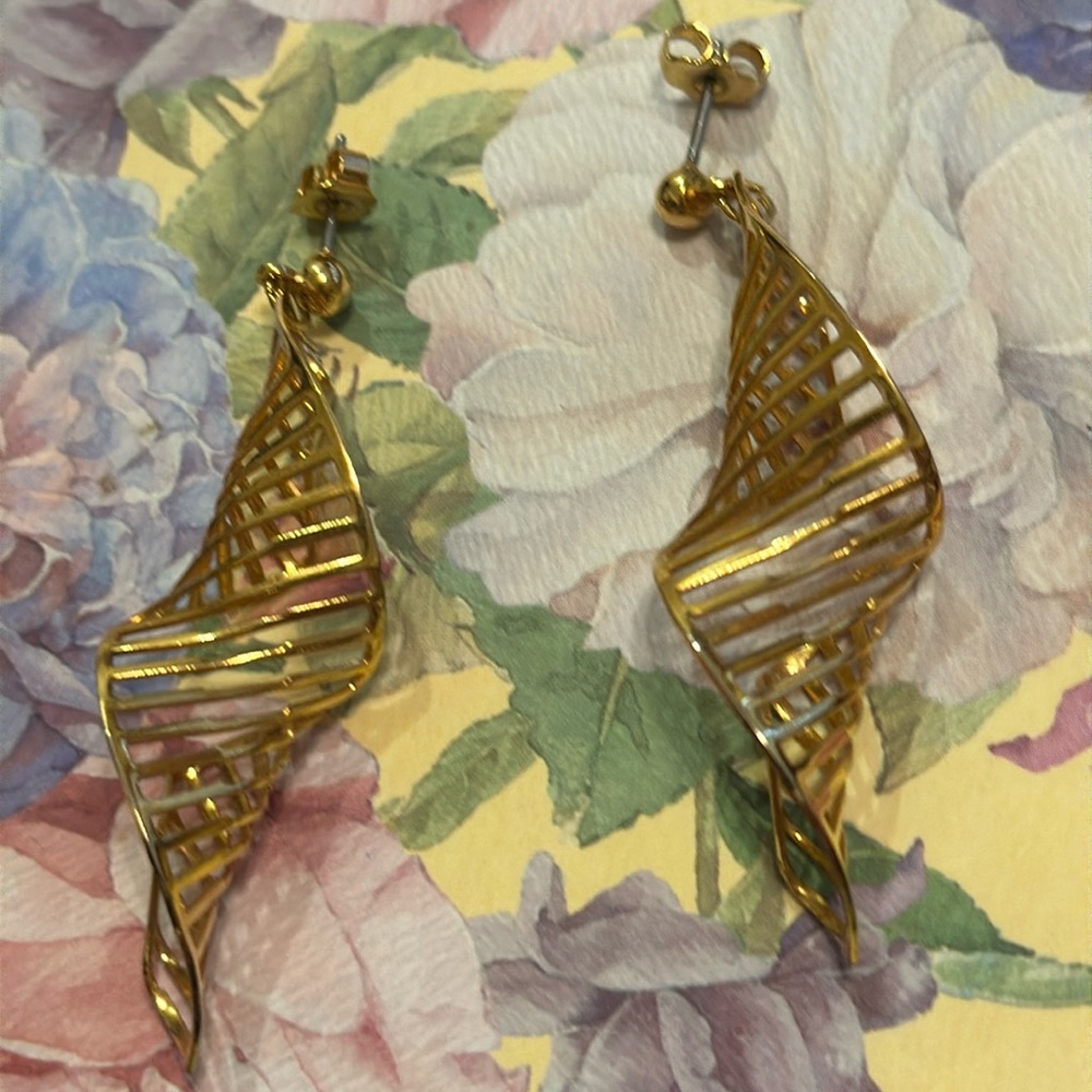 Avon Spiral Motion 1987 Goldtone Pierced earrings 2 1/8” drop
